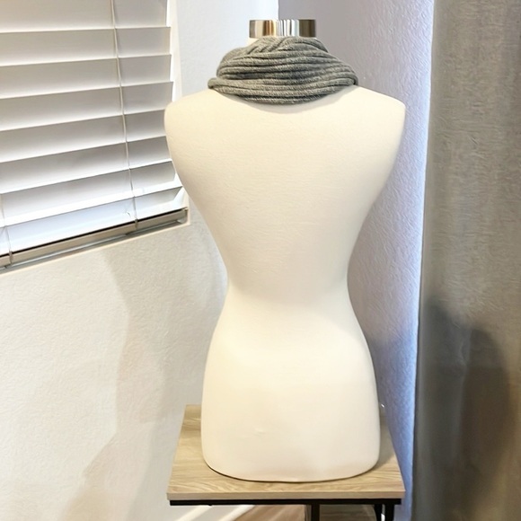 Gray chunky knit scarf - Picture 2 of 2